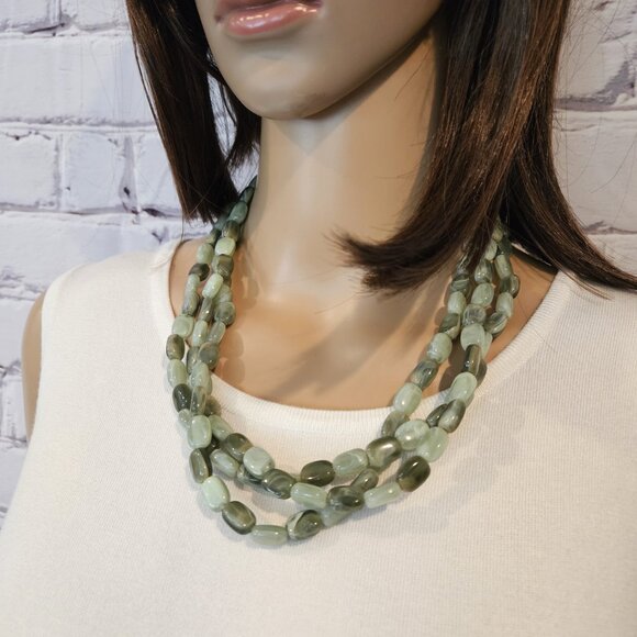 STATEMENT NECKLACE - Jade-like with 3 strands, clasp - Picture 4 of 4